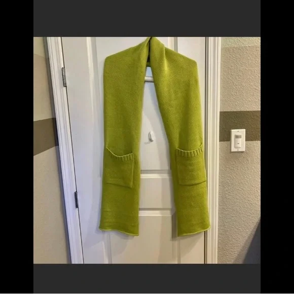 Scarf with Pockets. Green.  Excellent condition - Picture 7 of 9